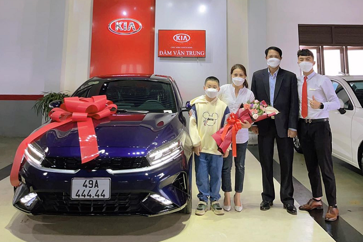 Hiện chiếc Kia K3 đeo biển “ngũ quý 4” này đang được một nhân viên kinh doanh Kia cho biết "Có người trả 4 tỷ chưa bán, ai trả hơn em bán". Tuy nhiên, thông tin giá xe Kia K3 tới 4 tỷ đồng này vẫn chưa được kiểm chứng và nhiều người cho rằng mức giá “ trên trời” này cũng khó có thể trở thành hiện thực.