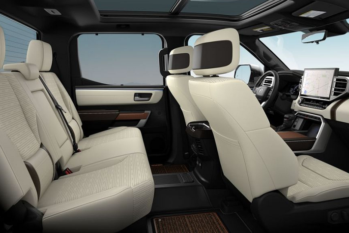 Ngoài ra, xe cũng được cung cấp rất nhiều gói trang trí, trong đó ấn tượng nhất là gói TRD Off-Road cho Toyota Tundra 2022 có giá 2.410 USD (khoảng 55 triệu đồng). Gói trang bị này gồm: bộ mâm 20 inch đi kèm với lốp mọi địa hình, lưới tản nhiệt TRD, đề can TRD, tấm lót bảo vệ gầm, giảm xóc hàng hiệu của Bilstein.