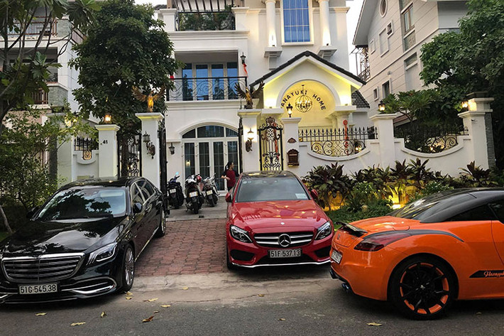 Không chỉ thế, cặp vợ chồng này còn sở hữu 1 chiếc siêu xe Lamborghini Huracan LP610-4 màu đỏ và cuối cùng là SUV hạng sang Mercedes-AMG G63 Edition One đã được độ ngoại thất cũng như nội thất thay da màu cam nổi bật cùng trần sao phát sáng, có thể đổi màu. 