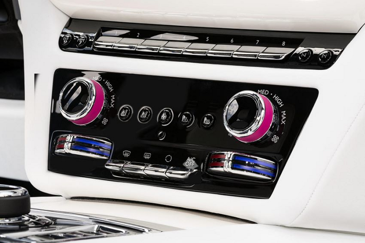 Ở thế hệ mới, Rolls-Royce Ghost thế hệ mới có sự lột xác ở thiết kế với đèn pha LED và đèn hậu LED cá tính, nhìn vào phân biệt được ngay với thế hệ cũ. Bên trong khoang lái, phiên bản Ghost 2021 có chi tiết mang tên gọi Illuminated Fascian với điểm nhấn là 850 vì sao được các kỹ sư của Rolls-Royce tạo hình qua các bóng LED siêu nhỏ cùng dòng chữ Ghost phát sáng đặt ngay bảng táp-lô, trước mặt ghế phụ, chi tiết này tưởng chừng đơn giản nhưng đã mất hơn 2 năm nghiên cứu và phát triển cũng như 10.000 giờ lắp đặt.