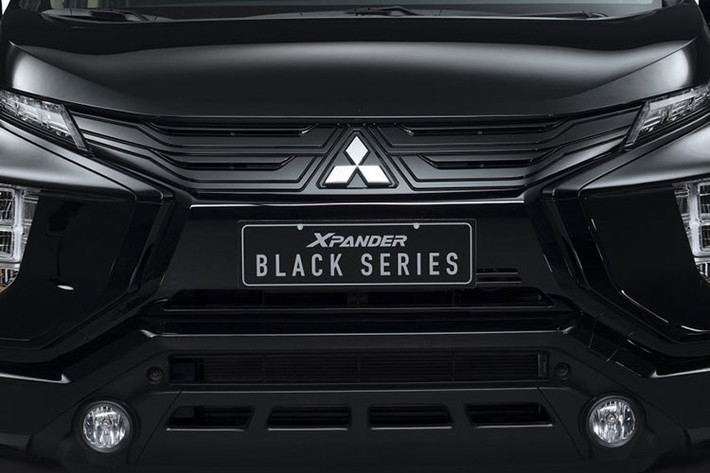 Trước thời điểm đó, ở thị trường Đông Nam Á khác là Philippines, mẫu xe này lại được bổ sung phiên bản đặc biệt mới mang tên Black Series. So với bản thường, Mitsubishi Xpander Black Series 2022 sở hữu thiết kế ngoại thất thể thao và hầm hố hơn. Để làm được điều đó, toàn bộ những chi tiết mạ crôm trên xe đều được chuyển thành màu đen.