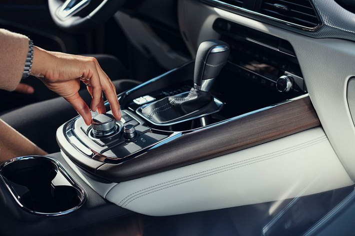 Phiên bản Mazda CX-9 Signature đầu bảng sẽ được trang bị hàng ghế phía sau là ghế ngồi độc lập có sưởi, hàng ghế thứ nhất và thứ hai bọc da Nappa, mâm xe 20 inch và ống xả lớn hơn.