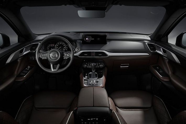 Touring Plus được tạo ra dựa trên mẫu xe SUV Mazda CX-9 Touring với gói Premium, đi kèm ngoại thất tinh chỉnh một chút với lưới tản nhiệt màu đen bóng, đường ray mái bằng nhôm và la-zăng hợp kim 20 inch sơn đen ánh kim.