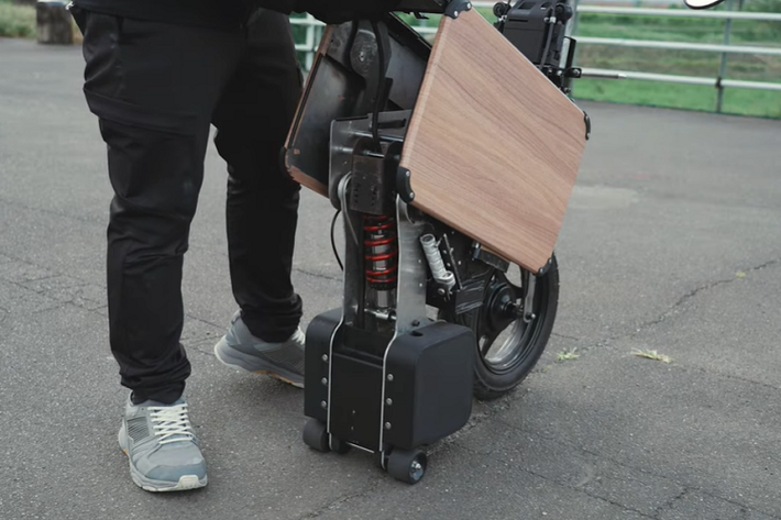 Tất nhiên, nó vẫn nhỏ hơn đáng kể so với các phương tiện tương tự, nhưng có đủ mọi thứ bạn cần để sử dụng hợp pháp trên đường phố công cộng, bao gồm đèn pha LED, đèn phanh và đèn xi-nhan, đồng thời bạn cũng có chỗ để chân và chân chống.