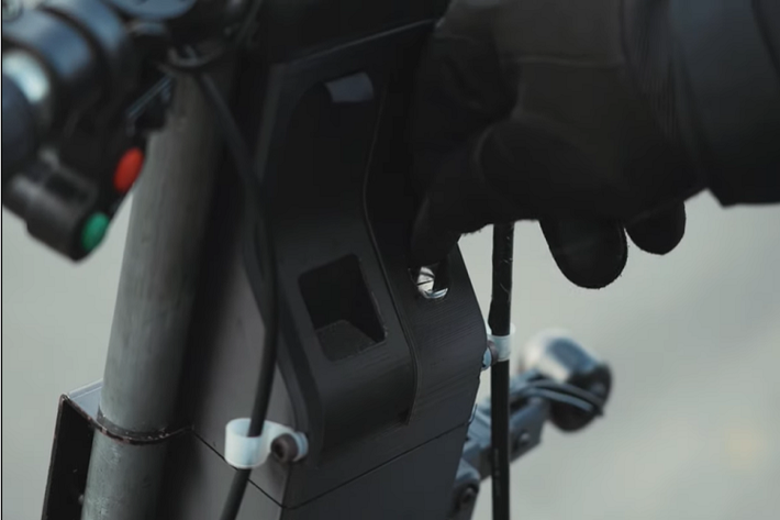 Nguồn năng lượng hoạt động của Tatamel Bike đến từ bộ pin lithium sắt phốt-phát, và một mô tơ điện không xác định, song có thể đưa nó lên tốc độ tối đa khoảng 40 km/h. Phạm vi di chuyển ước tính là 50 km cho một lần sạc, đồng nghĩa là bạn có thể cần sạc hàng ngày, tùy thuộc vào lộ trình đường đi. Chiếc xe cũng bao gồm một nguồn điện di động tiện lợi, cho phép bạn sạc các thiết bị nhỏ hơn trong khi di chuyển.