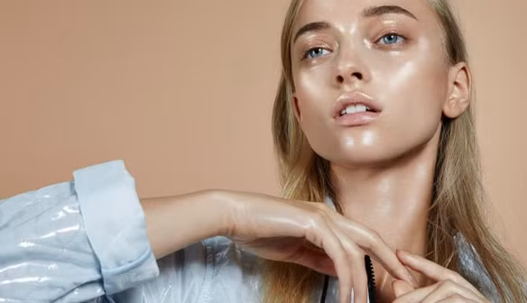 Bạn nên bổ sung những thực phẩm giàu vitamin A, chẳng hạn như khoai lang, cà rốt, rau xanh như cải xoăn, rau bina, rau diếp, ớt đỏ và trái cây như dưa đỏ, mơ, xoài, v.v. để hạn chế tình trạng da nhờn. Ảnh: moontruong.