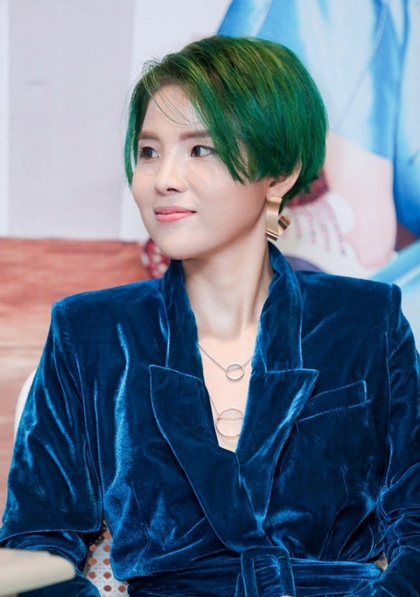 Vũ Cát Tường khiến fan đứng ngồi không yên khi xuất hiện với mái tóc màu xanh lá nổi bần bật. Ảnh: vietgiaitri.
