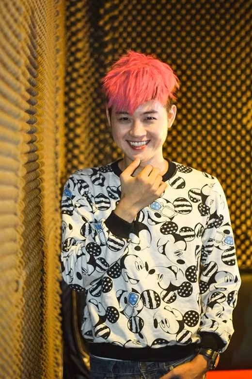 Mái tóc hồng đã làm nên thương hiệu cho Thanh Duy Idol. Ảnh: yan.