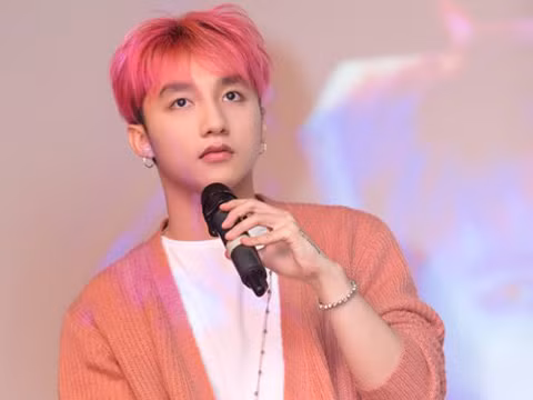 Sơn Tùng M-TP quả là ca sĩ dũng cảm khi dám thử màu tóc hường “khó nhằn” như này. Ảnh: 24h.