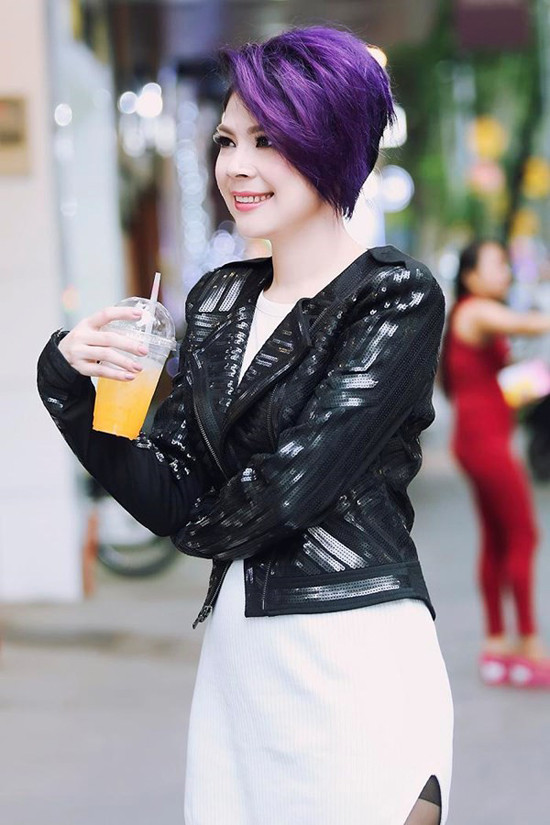 Thanh Thảo cũng không ngần ngại biến mình thành “tắc kè hoa” với màu tóc tím vô cùng nổi bật giữa đám đông. Ảnh: blogspot.