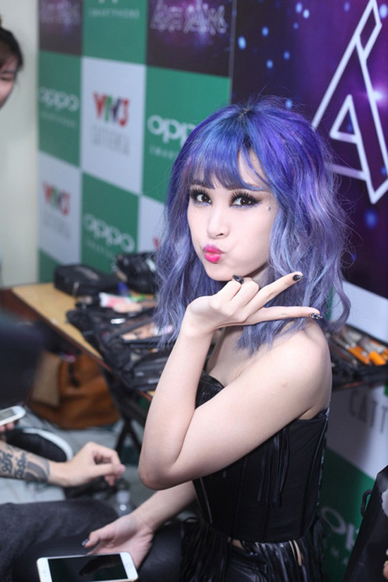 Nữ ca sĩ Đông Nhi từng khiến fan hâm mộ choáng váng khi nhuộm màu tóc tím khói ảo diệu trong đêm thi nhạc Rock tại The Remix. Ảnh: healthplus.