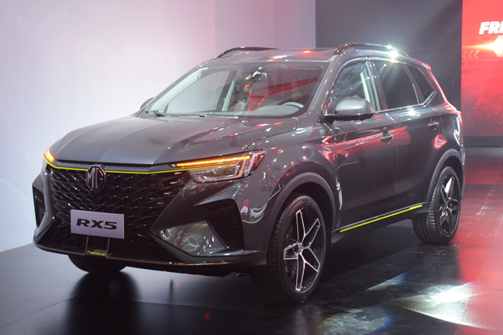 Cụm đèn hậu MG RX5 có thiết kế tương tự đèn pha, tạo nên nét liền mạch cho tổng thể ngoại thất. Ở phía trên, xe có cánh gió nóc dạng tai mèo (chỉ được trang bị trên bản cao cấp), nhằm tăng tính ổn định cho xe khi chạy ở tốc độ cao, đồng thời khiến cho chiếc CUV mang dáng vẻ thể thao hơn.