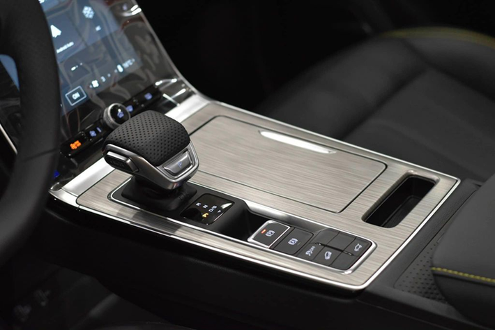 MG RX5 có các thông số dài x rộng x cao lần lượt là 4.571 x 1.855 x 1.719 mm. Tương tự những mẫu xe mang thương hiệu MG khác, RX5 sở hữu thiết kế trẻ trung, hiện đại. Khu vực đầu xe gây ấn tượng với mặt ca lăng cỡ lớn hình đồng hồ cát, gợi liên tưởng đến Lexus.