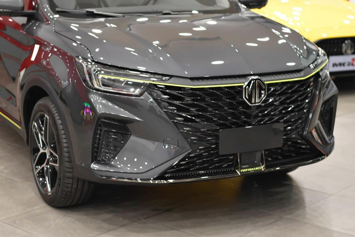 Bên trong cabin, MG RX5 có không gian nội thất hiện đại với 5 chỗ ngồi. Hệ thống ghế bọc da phối 2 màu trong khi mặt táp-lô và thành cửa ốp gỗ, vô lăng 3 chấu, đằng sau vô lăng là bảng đồng hồ kỹ thuật số 12,3 inch. Màn hình cảm ứng trung tâm 14,1 inch của xe được đặt nằm dọc, nối liền với cụm điều khiển trung tâm.