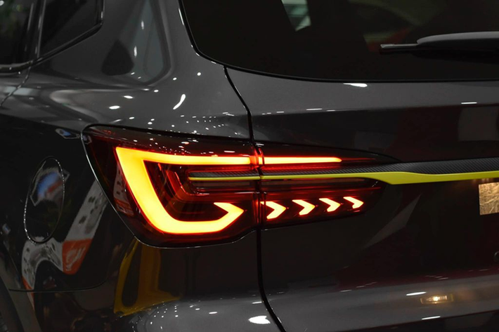 Cụm đèn pha được bao quanh bởi dải LED định vị ban ngày hình chữ C cách điệu. Trong khi đó, ở phía dưới là hai khe gió cỡ lớn đặt dọc. Đặc biệt, MG RX5 bản cao cấp còn có nhiều đồ chơi ốp carbon, cản trước có cánh lướt gió.