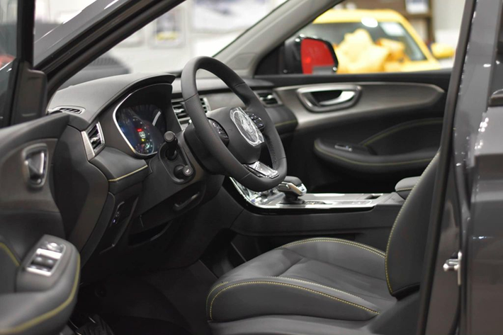 MG RX5 bản cao cấp giảm giá từ 829 triệu đồng còn 799 triệu và nay giảm tiếp tại đại lý chỉ còn hơn 700 triệu đồng. Mức giá bán thực tế của MG RX5 được đánh giá là khá hấp dẫn, chỉ ngang giá SUV/CUV cỡ B như Mazda CX-3, Hyundai Creta hay Kia Seltos trong xe thuộc phân khúc SUV/CUV cỡ C.