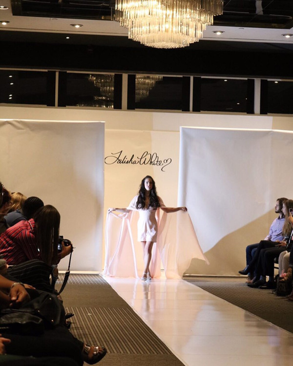 Trả lời phỏng vấn báo chí, Marian khẳng định chị gái là nguồn động lực, cổ vũ, hỗ trợ mỗi khi cô cần. Chị cũng là người chụp và đăng ảnh của Marian lên mạng xã hội.