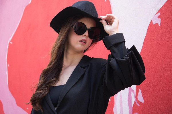 Để trở thành người mẫu chuyên nghiệp, năm 2016, Marian ghi danh khóa học đào tạo người mẫu kéo dài 10 tháng. Cũng năm đó, lần đầu tiên Marian ra mắt với tư cách người mẫu tại buổi trình diễn từ thiện của nhà thiết kế Lina Lavin, tổ chức tại Madrid.