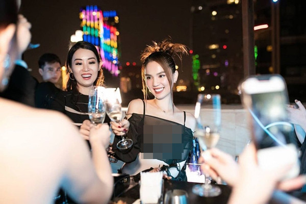 Người đẹp Trà Vinh kết hợp nội y cùng tông màu nhưng không vì thế mà kín đáo hơn. Nội y kiệm vải khiến cô nàng lộ nguyên chân ngực.