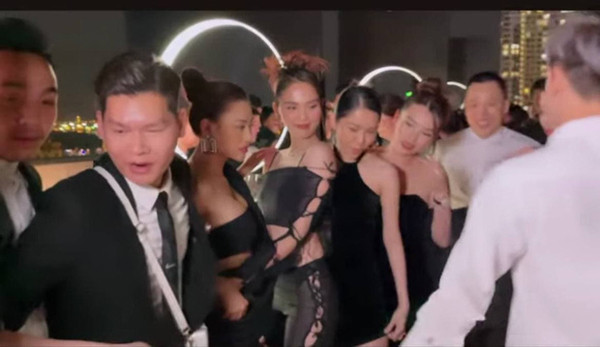 Bên cạnh ý kiến cho rằng cô đang làm lố, không ít người bênh vực cho rằng đây là gu thời trang riêng của Ngọc Trinh.