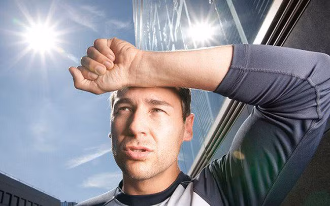 Khi bị cảm nắng, cơ thể sẽ cảm thấy mệt mỏi, lả người, buồn nôn, ói mửa. Ảnh: vcafefcdn.