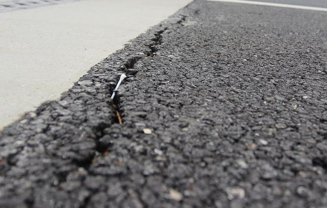 Chủ đầu tư đã xác định các vị trí khiếm khuyết để sửa chữa. Cao tốc Đà Nẵng - Quảng Ngãi có tổng vốn hơn 34.500 tỷ đồng do Tổng công ty đường cao tốc VEC là chủ đầu tư. Đầu tháng 10/2018, mặt đường cao tốc đầu tiên ở miền Trung, từ Km0 đến Km65 xuất hiện nhiều vị trí bị bong tróc, ổ gà, sau hơn một năm khánh thành.