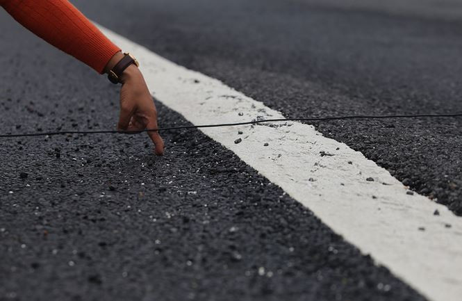 Chiều 26/11, Tổng công ty đầu tư phát triển đường cao tốc Việt Nam (VEC) chủ đầu tư tuyến cao tốc Đà Nẵng - Quảng Ngãi thông báo trong quá trình vận hành, một số vị trí đầu cầu, cống bị lún. VEC đã yêu cầu các nhà thầu lên kế hoạch thảm bù lún, cũng như sửa chữa các khiếm khuyết công trình trước khi hết thời gian bảo hành. Kế hoạch thi công dự kiến từ 27 đến 30/11 và hoàn thành toàn bộ từ 15 đến 20/12, tùy thuộc vào điều kiện thời tiết