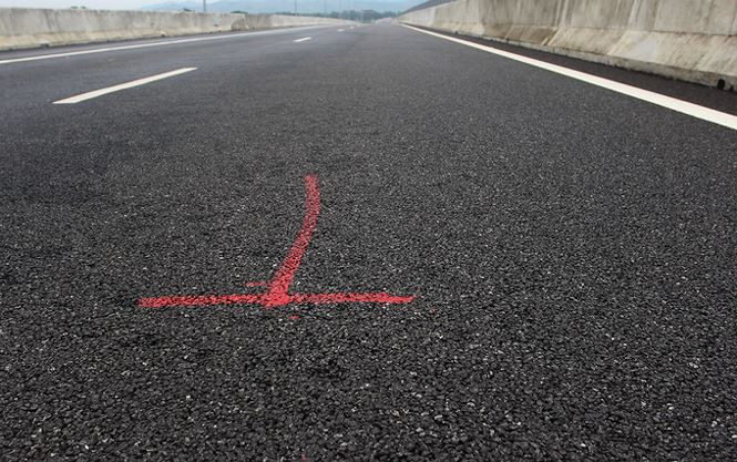 Sau hai năm đưa vào sử dụng, bê tông nhựa trên mặt cầu Kỳ Lam bị khiếm khuyết, trong khi công trình đã hết thời hạn 24 tháng bảo hành