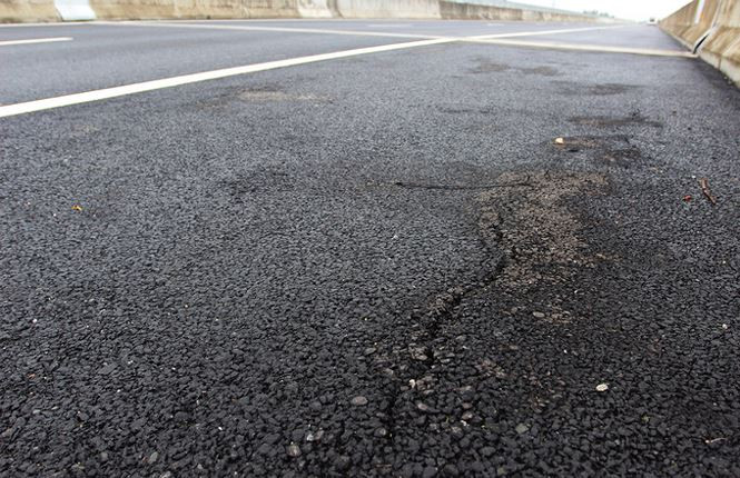 Mặt đường tiếp giáp với mố cầu bị lượn sóng, nhấp nhô. .