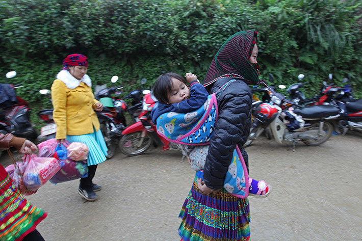 Do đặc điểm địa hình hiểm trở, dân cư thưa thớt nên chợ phiên Sủng Tráng không chỉ là nơi mua bán mà còn là nơi gặp gỡ, giao lưu mỗi dịp cuối tuần. Con đường liên xã chật kín dòng người đến chợ.