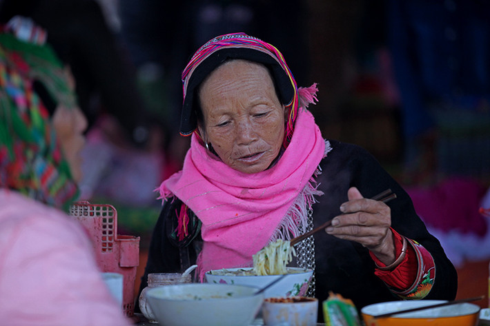 Sau khi mua bán, những người phụ nữ thưởng thức phở hay quà bánh.