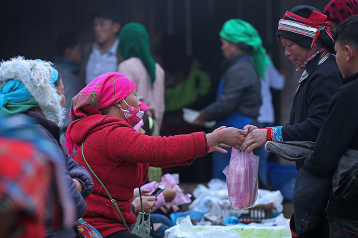 Cảnh mua bán chỉ diễn ra tấp nập từ sáng đến non trưa.