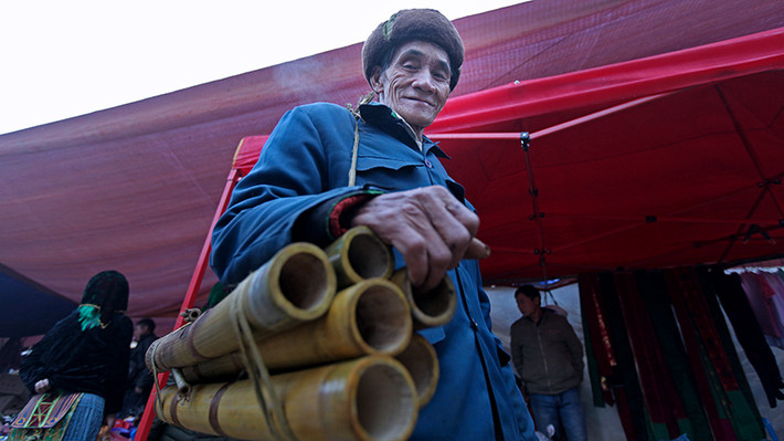 Người đàn ông này đến chợ chỉ để bán mấy chiếc điếu cày tự tay làm với giá 35 ngàn đồng/chiếc.