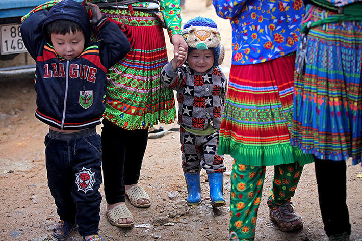 Những đứa trẻ háo hức cùng mẹ đi chơi chợ.