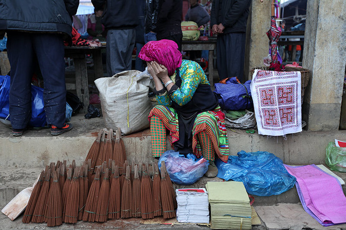 Hàng hóa được bày bán ở bất kỳ chỗ trống nào trong khu vực chợ. Cũng như những chợ phiên ở vùng đồng bằng, hàng hóa ở đây cũng đủ loại từ đơn giản như vàng mã, hương...