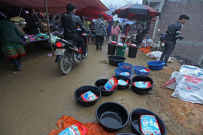 Bột giặt, chậu giặt được bày bán giữa lòng đường.