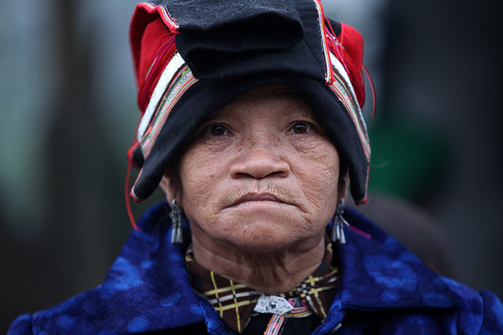 Một phụ nữ người Dao ở chợ phiên Sủng Tráng.