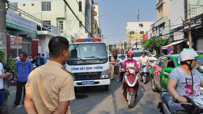 Lượng người quá đông khiến khu vực đường Hùng Vương trở nên hỗn loạn, lực lượng chức năng được điều động để đảm bảo trật tự.