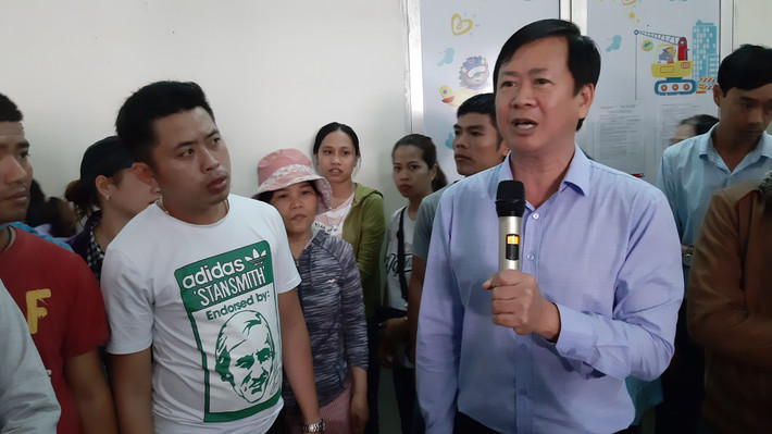 Lượng người quá đông, đến khoảng 8h, Trung tâm Kiểm soát bệnh tật TP Đà Nẵng thông báo tạm dừng tiêm vắc xin. Nghe thông báo, người dân kéo vào tận bên trong trung tâm để yêu cầu được nghe giải thích.