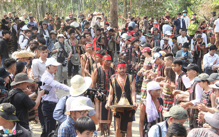 Lễ hội thu hút hàng trăm du khách cùng người dân trong làng tham gia.