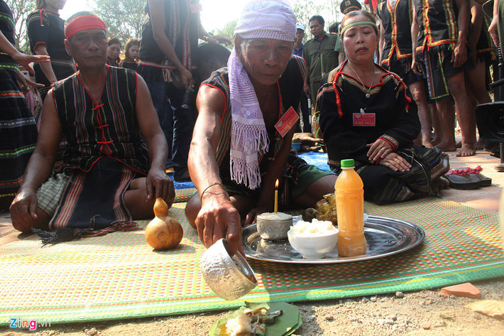 Già làng Y Hăn và những người có uy tín trong buôn thực hiện nghi thức cúng bến nước.
