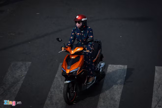 Trước tình trạng này, các bác sĩ khuyến cáo người dân nên hạn chế ra đường trong khoảng thời gian 10-15h (thời điểm bức xạ UV ở mức cao nhất).