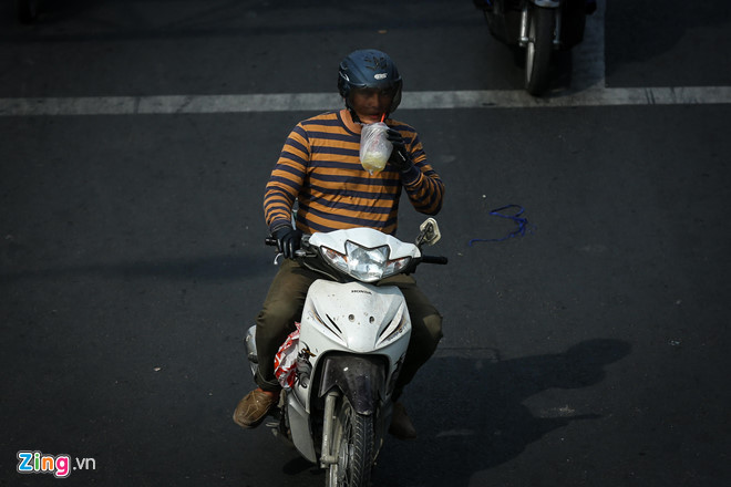 Tuy nhiên, do thời tiết nắng nóng khó chịu, dễ bị mất nước, nhiều người phải tiếp nước ngay trên đường di chuyển.