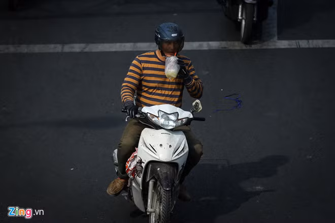 Tuy nhiên, do thời tiết nắng nóng khó chịu, dễ bị mất nước, nhiều người phải tiếp nước ngay trên đường di chuyển.