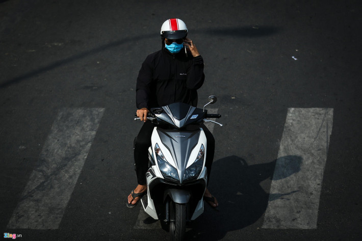 Nam giới cũng chống nắng nhưng đơn giản hơn phụ nữ. Đối với nam giới, hình thức chống nắng có phần đơn giản hơn. Nhiều người chỉ đơn thuần mang khẩu trang, mặc áo khoác, quần dài là đủ để ra đường.