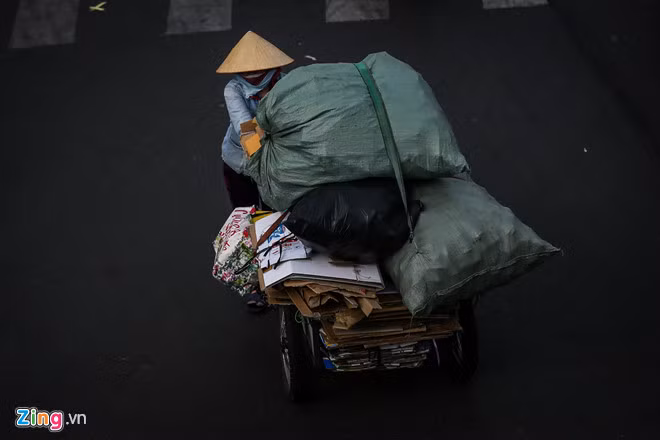 ..mà còn ở cả người đẩy hàng buôn bán phế liệu