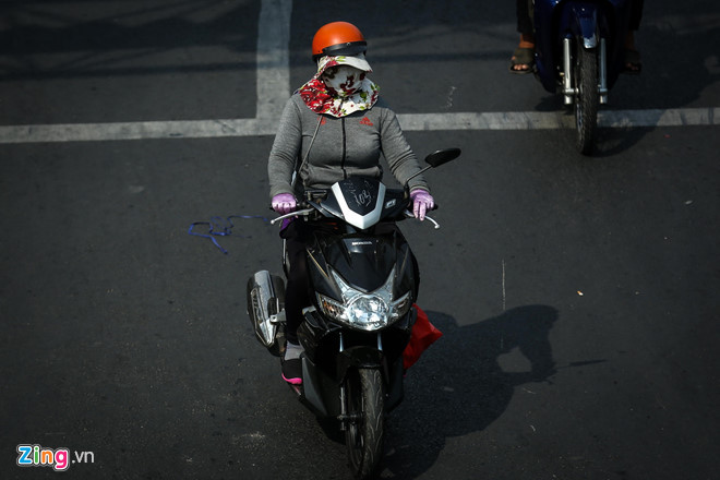 Ngày 29/3, khu vực TP.HCM tiếp tục hứng chịu đợt nắng nóng cao điểm nhất kể từ đầu mùa khô, đi cùng với đó là chỉ số hàm lượng tia cực tím (UV) ở mức rất nguy hiểm.