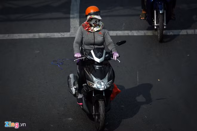 Ngày 29/3, khu vực TP.HCM tiếp tục hứng chịu đợt nắng nóng cao điểm nhất kể từ đầu mùa khô, đi cùng với đó là chỉ số hàm lượng tia cực tím (UV) ở mức rất nguy hiểm.