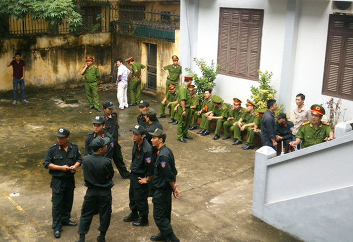 Khi thanh thế lớn dần, Tuấn chuyển sang cầm đồ, đặc biệt là làm "tín dụng đen", cho vay lãi nặng. Trong ảnh: Hàng chục chiến sĩ công an được huy động bảo vệ phiên tòa năm 2014 (ảnh: Người Lao động)