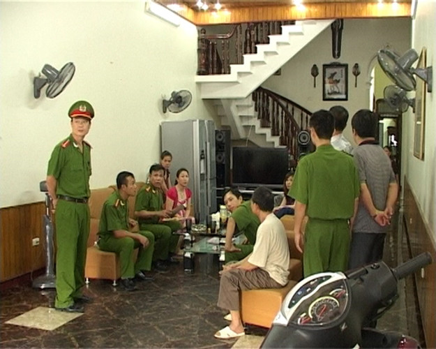 Công an TP Thanh Hoá vừa bắt giữ Nguyễn Anh Tuấn, SN 1974, (tức Tuấn “thần đèn”), trú ở phường Lam Sơn, TP Thanh Hóa cùng đồng bọn để điều tra, làm rõ hành vi gây rối trật tự công cộng và sử dụng vũ khí quân dụng trái phép. Trong ảnh: Khám xét nơi ở của Tuấn "thần đèn" năm 2012 (ảnh: Công an Thanh Hóa)